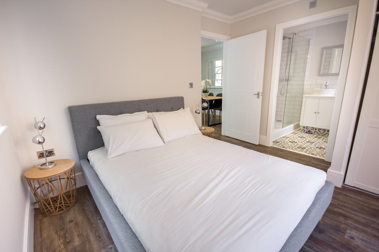 The Lakes Rookley Exterior foto A bedroom in a serviced apartment in London